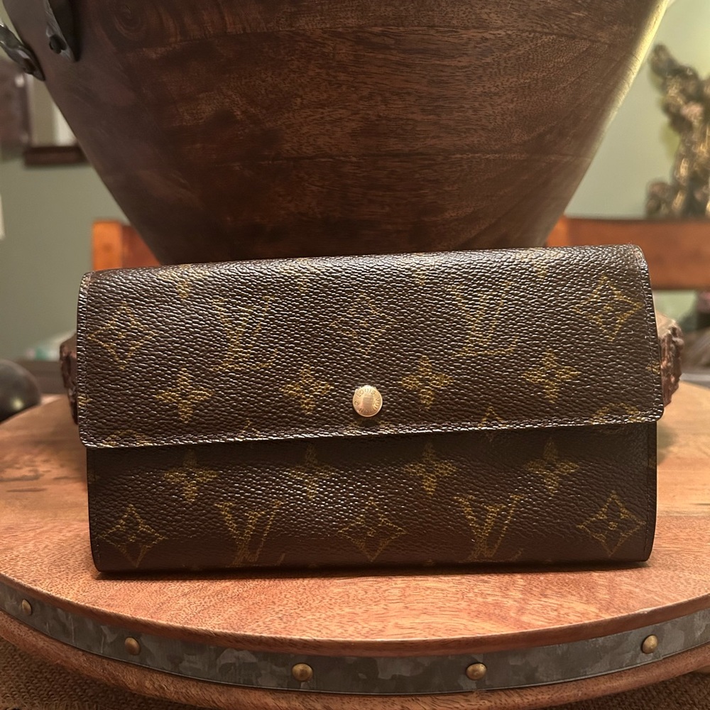 Authentic Louis Vuitton Monogram Portefeiulle Sarah long bifold wallet.
